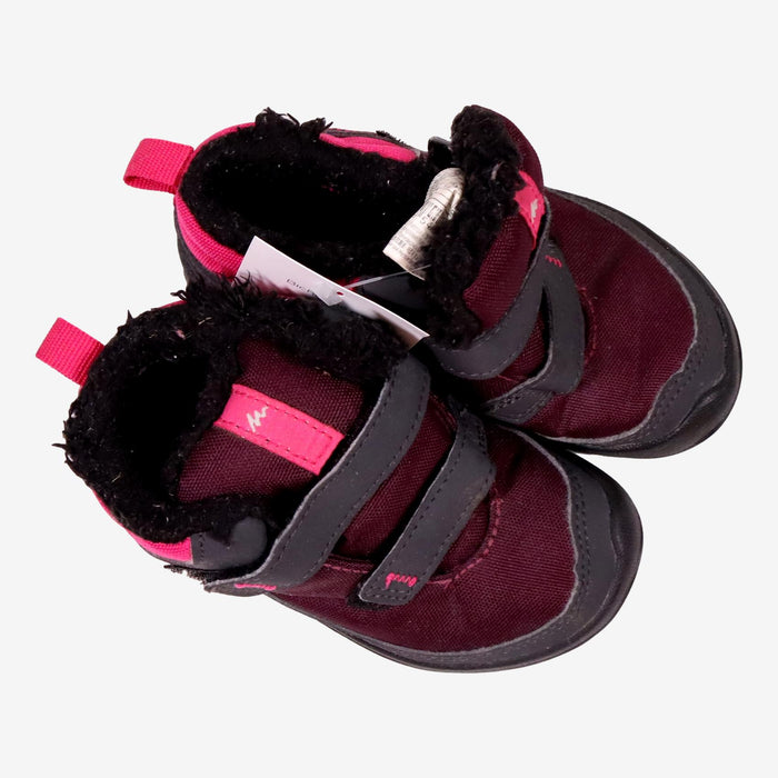 Chaussures après-ski violettes Decathlon P26 pour enfants, adaptées pour la neige et le froid.