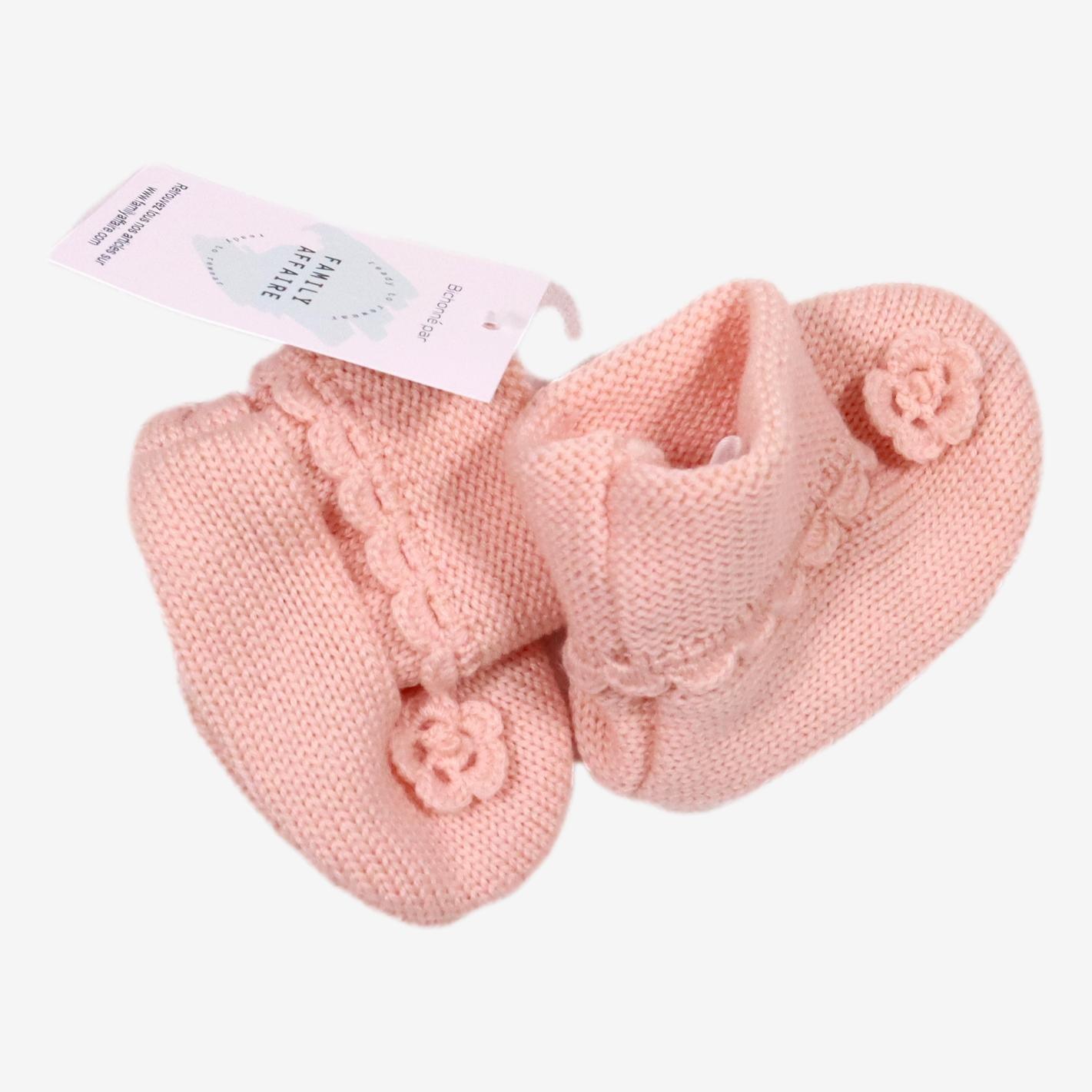 Chaussons bébé rose en laine avec une fleur